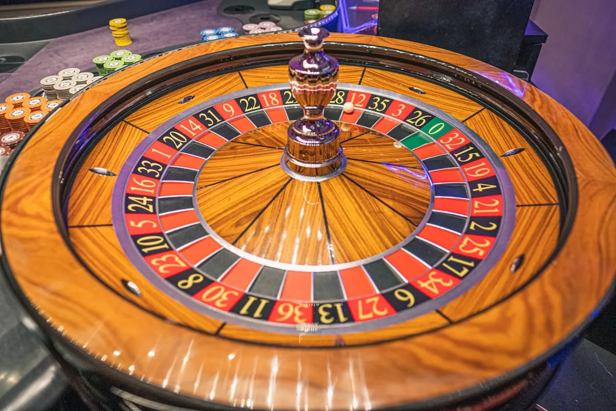 Eleganter Spielsaal mit warmem Licht
